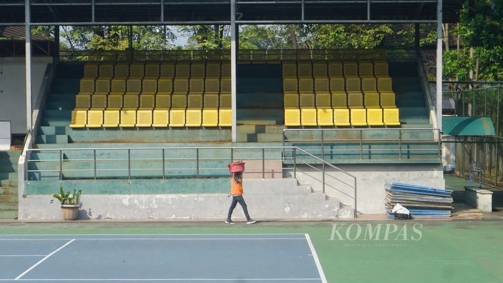 Pekerja menggarap renovasi bangunan di Manahan Tennis Court, Kota Surakarta, Jawa Tengah, Selasa (31/5/2022). Perbaikan infrastruktur tersebut untuk keperluan gelaran ASEAN Para Games 2022. Pelaksanaan renovasi hanya diberi waktu sekitar 45 hari. Keterbatasan waktu menjadi tantangan. 