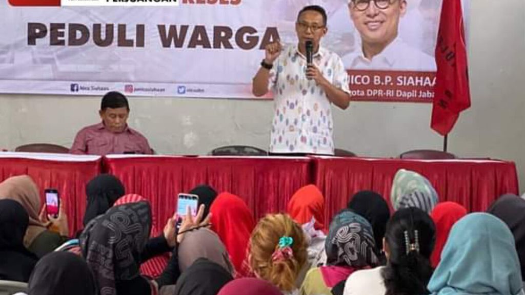 Calon anggota DPR RI dari Partai Demokrasi Indonesia Perjuangan, Junico Siahaan, saat menyampaikan programnya bagi masyarakat di Kota Bandung pada awal tahun 2024. Junico akan bertarung di Daerah Pemilihan 1 Jawa Barat.