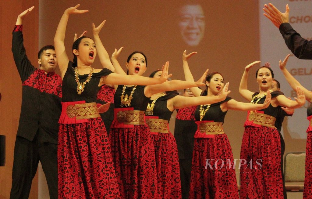 Penampilan paduan suara Batavia Madrigal Singers (BMS) di Balai Resital Kertanegara, Jakarta, Selasa (7/6/2022). BMS bersiap mengikuti European Grand Prix (EGP) for Choral Singing 2022 di Perancis pada 18 Juni. 