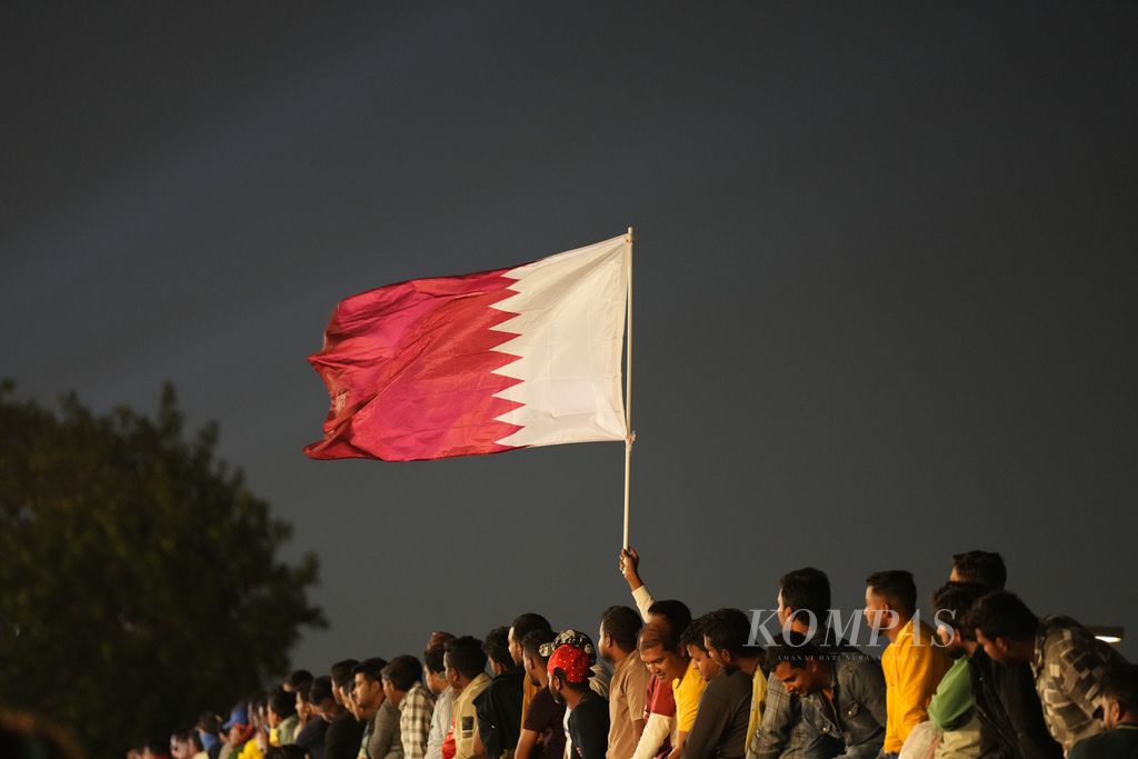 Warga Doha, Qatar, menonton pertandingan pembuka Piala Dunia 2022 antara tuan rumah Qatar dan Ekuador melalui layar lebar di kawasan wisata Pantai Corniche, Minggu (20/11/2022). Pada pertandingan tersebut, Qatar kalah 0-2 dari Ekuador. 