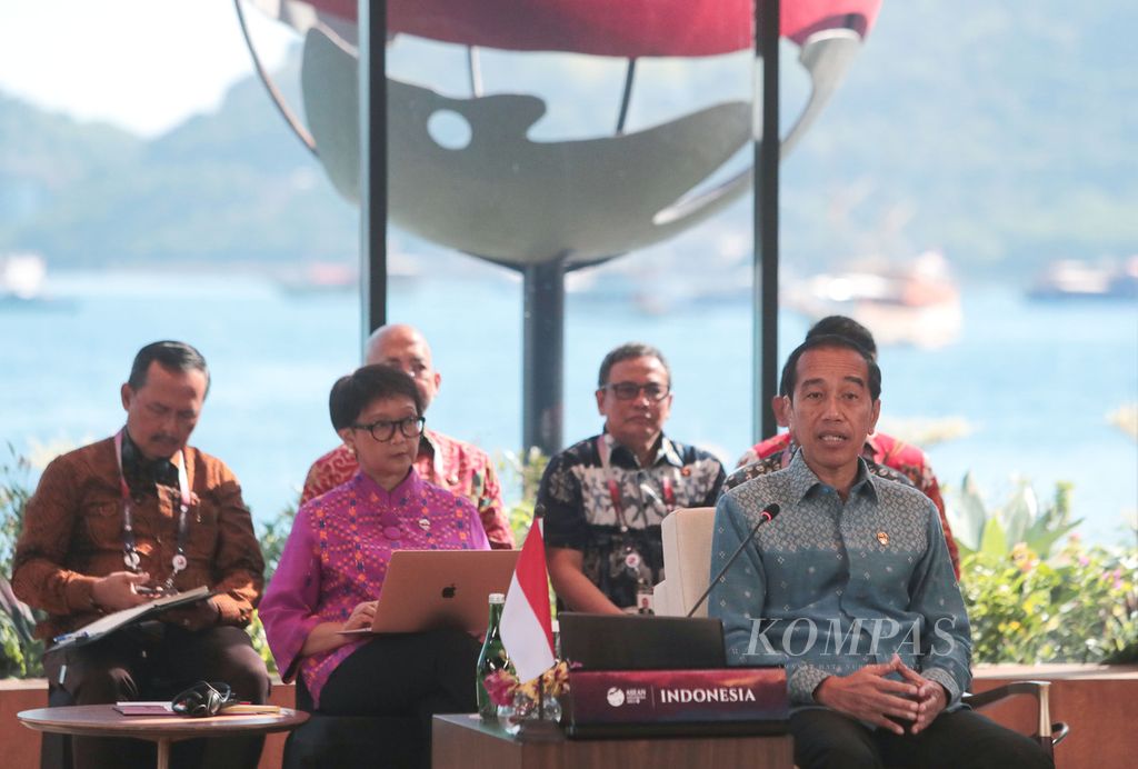 Presiden Joko Widodo memimpin sesi retreat Konferensi Tingkat Tinggi Ke-42 ASEAN di salah satu hotel di Labuan Bajo, Kabupaten Manggarai Barat, Provinsi Nusa Tenggara Timur, Kamis (11/5/2023). 