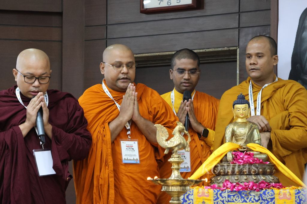 Para biksu mendaraskan <i>paritta</i> (doa) sebelum International Buddhist Media Conclave 2024 dimulai di New Delhi, India, Rabu (11/9/2024).