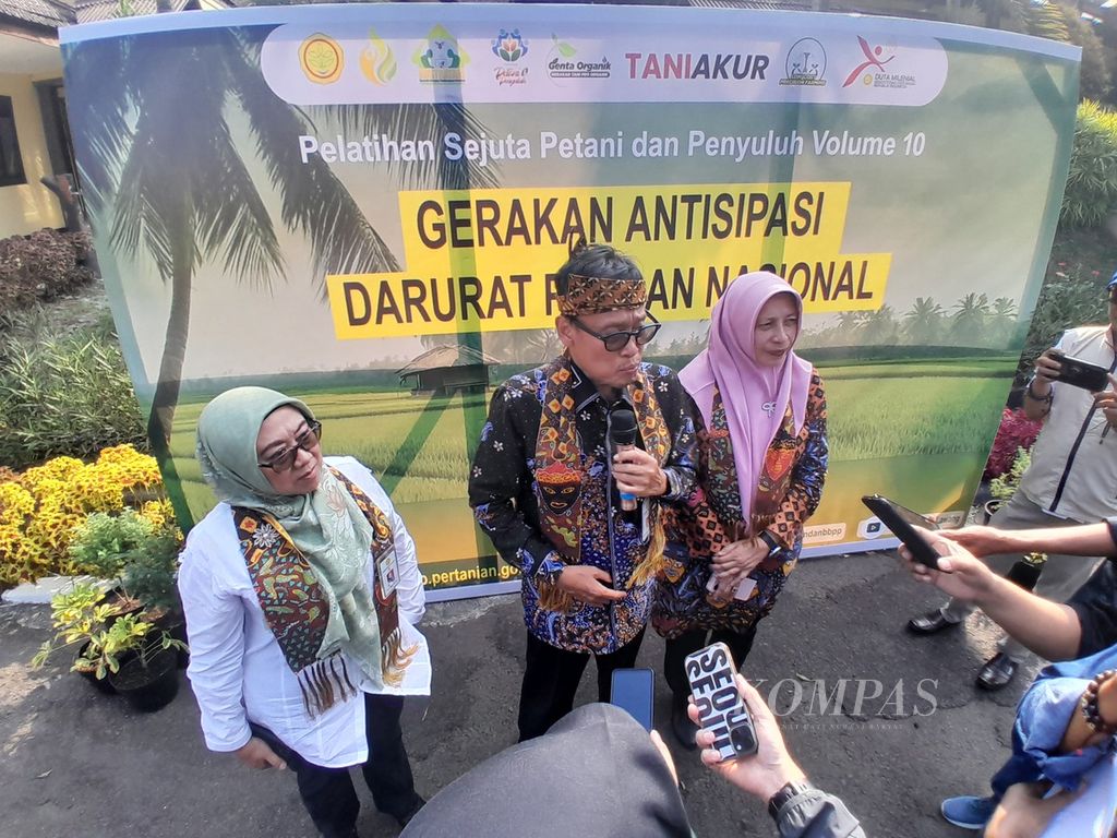 Kepala Badan Penyuluhan dan Pengembangan SDM Pertanian Kementerian Pertanian Dedi Nursyamsi menjawab pertanyaan awak media seusai pembukaan Pelatihan Sejuta Petani dan Penyuluh (PSPP) Volume 10 Tahun 2024 di Balai Besar Pelatihan Pertanian (BBPP) Ketindan, Kabupaten Malang, Jawa Timur, Rabu (5/6/2024) sore.