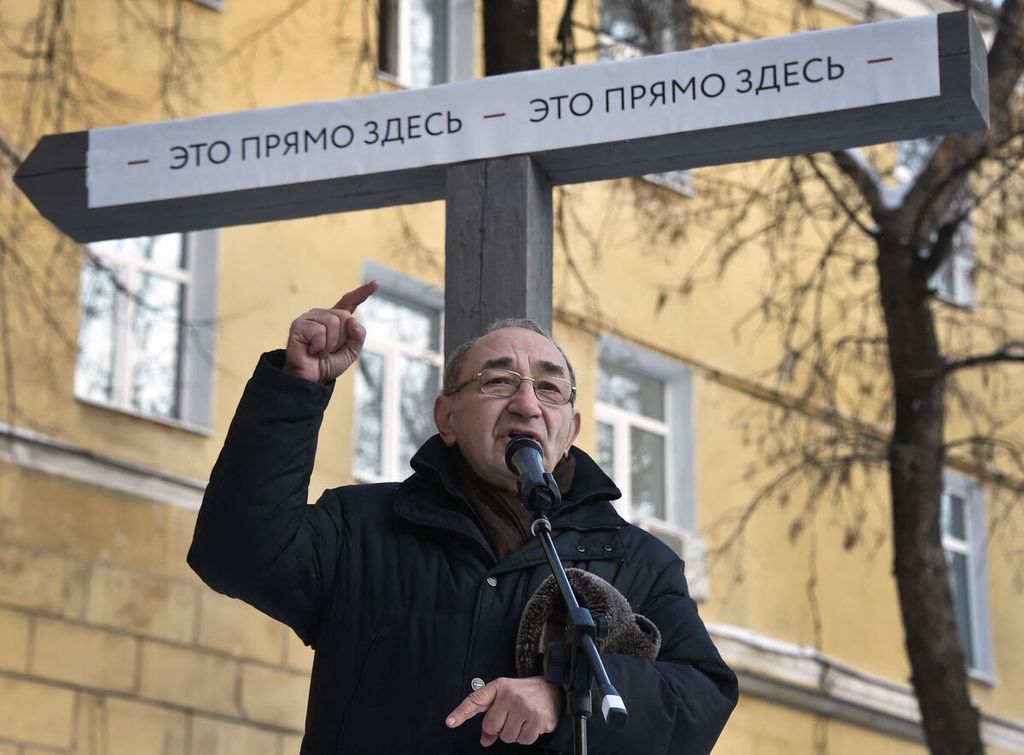 Arseny Roginsky, sejarawan Rusia dan salah satu pendiri lembaga HAM Memorial, berorasi pada upacara pembukaan Memorial di Moskwa, Desember 2016. Memorial menjadi salah satu penerima Nobel Perdamaian 2022. 