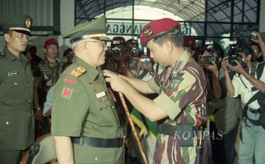 Danjen (Komandan Jenderal) Kopassus Letnan Jenderal Prabowo Subianto (kanan) menyematkan wing kepada Jenderal Besar (Purn) Abdul Haris Nasution sebagai tanda resmi anggota kehormatan Korps Baret Merah di Markas Kopassus Cijantung, Jakarta Timur, 17 Februari 1998. 