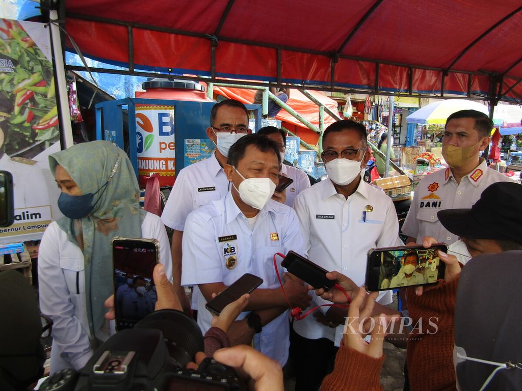 Asisten II Bidang Perekonomian dan Pembangunan Lampung Kusnardi meninjau kegiatan operasi pasar cabai dan bawang merah di Bandar Lampung, Rabu (22/6/2022).