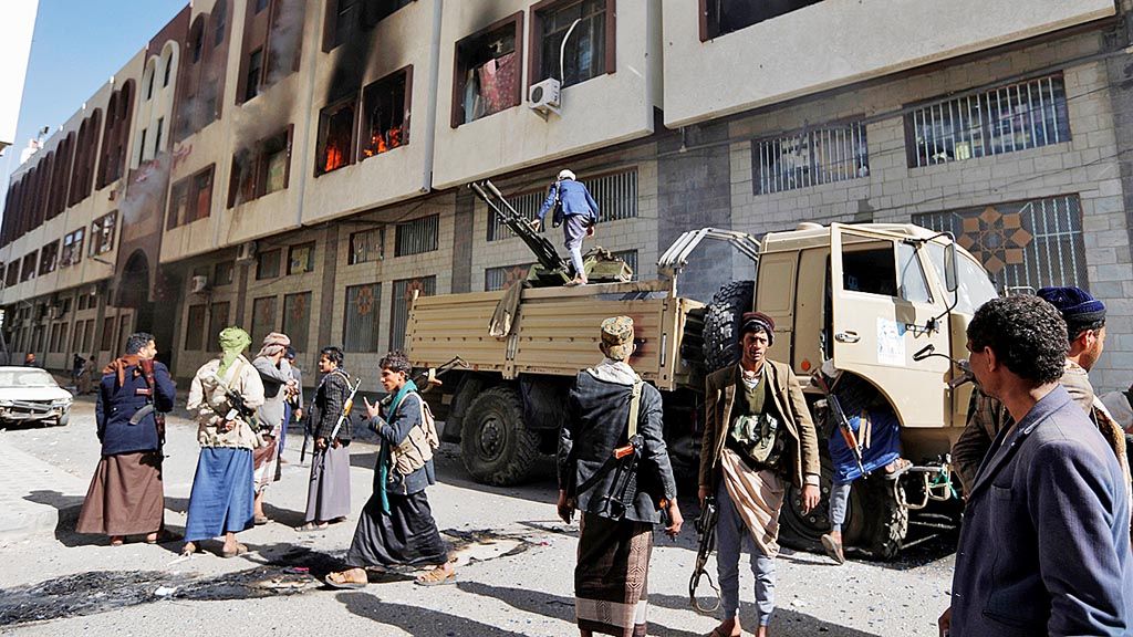 Milisi Houthi  terlihat di depan kediaman mantan Presiden Yaman Ali Abdullah Saleh di Sana\'a, Yaman, Senin (4/12). Kementerian Dalam Negeri, yang dikontrol milisi Houthi, mengumumkan, Ali Abdullah Saleh tewas di Sana\'a yang tengah dilanda pertempuran.  