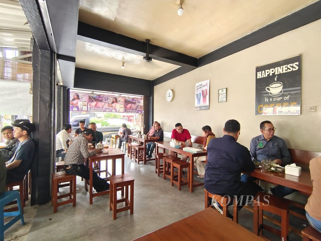 Aktivitas di salah satu warung kopi di Kota Pangkal Pinang, Pulau Bangka, Bangka-Belitung, Rabu (24/4/2024). 