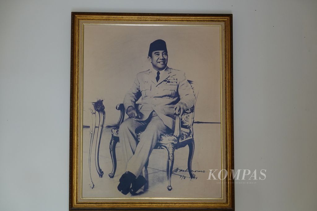 Lukisan diri mendiang Presiden pertama RI Soekarno atau dikenal dengan nama Bung Karno. Hari lahir Bung Karno yang ke-121 diperingati secara sederhana di kediaman putra sulungnya, Guntur Soekarnoputra, di Jakarta Selatan, Senin (6/6/2022).