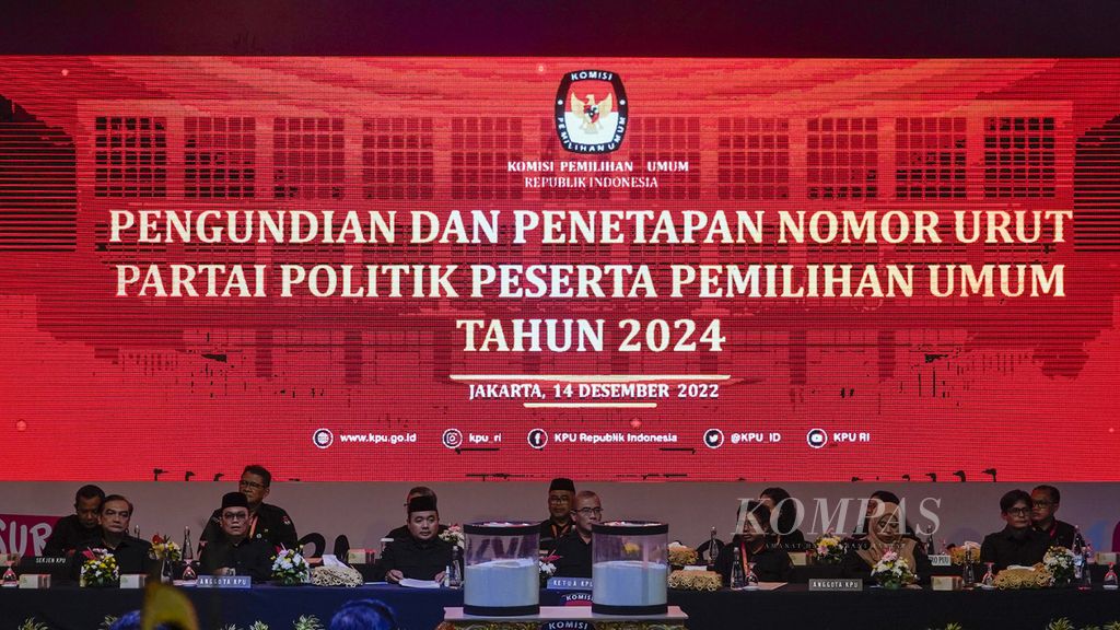 Para pimpinan dan komisioner Komisi Pemilihan Umum bersiap membuka acara Pengundian dan Penetapan Nomor Partai Politik Peserta Pemilihan Umum 2024 di halaman Kantor Komisi Pemilihan Umum (KPU), Jakarta, Rabu (14/12/2022). 
