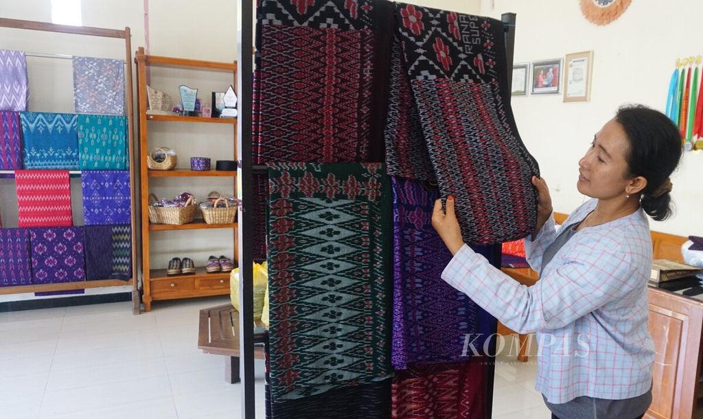 Koleksi tenun ikat dan tenun goyor khas Kota Kediri di Kodok Ngorek, Bandar Kidul, Kediri, Jawa Timur.
