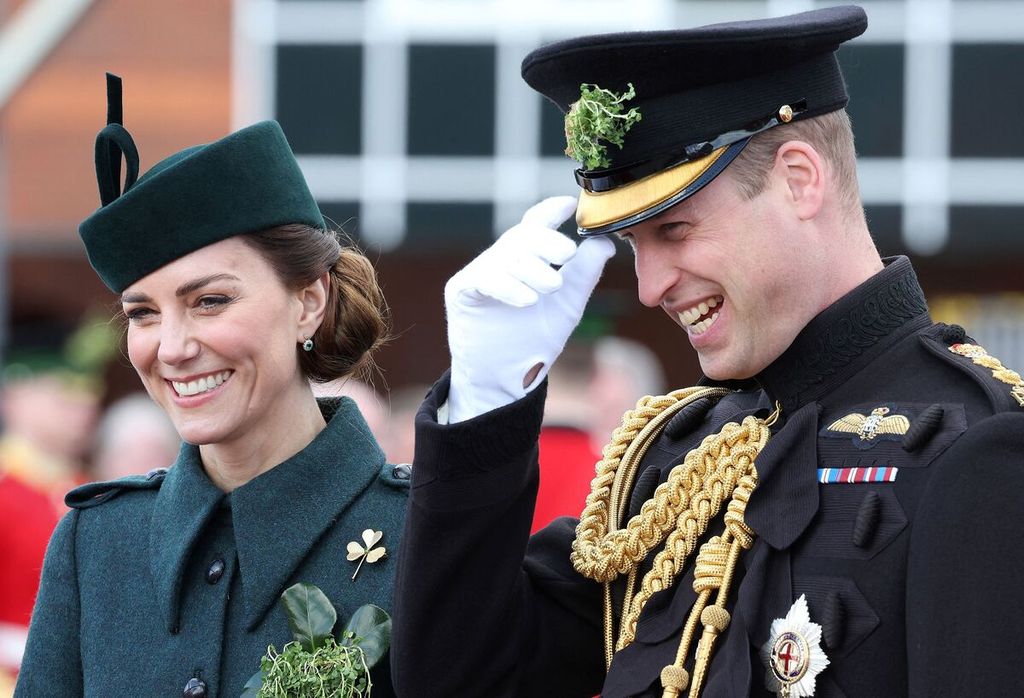 Pangeran William, Duke of Cambridge, dan Catherine, Duchess of Cambridge, berkunjung ke Garda Irlandia Batalyon I pada saat parade Hari St Patrick di Mons Barracks, Aldershot, London, Inggris, 17 Maret 2022. 