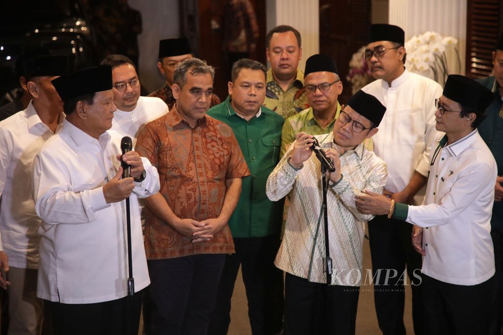 Ketua Umum Partai Gerindra Prabowo Subianto bersama Ketua Umum Partai Kebangkitan Bangsa Muhaimin Iskandar menyampaikan keterangan sesuai pertemuan mereka di kediaman Prabowo di Jalan Kertanegara IV, Jakarta, Jumat (28/4/2023). 