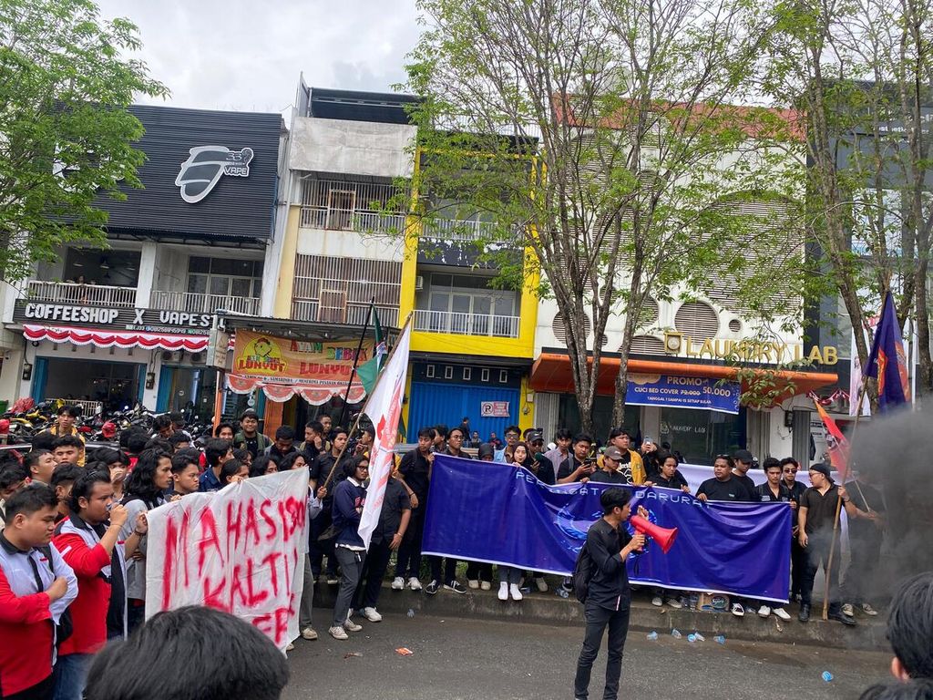 Ratusan mahasiswa menggelar unjuk rasa di depan kampus Universitas Mulawarman, Samarinda, Kalimantan Timur, Kamis (22/8/2024). Mereka menyatakan mengawal putusan MK dan menyuarakan isu demokrasi 10 tahun terakhir. 