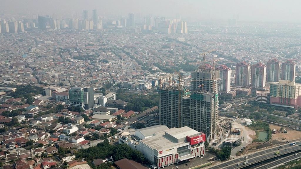 Lanskap Kota Jakarta yang diselimuti asap polusi udara pada Juli 2019. 