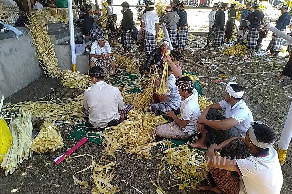 Warga bergotong royong menyiapkan upacara keagamaan di area Pura Segara Ulun Danu Batur, Kecamatan Kintamani, Kabupaten Bangli, Minggu (8/10/2023).