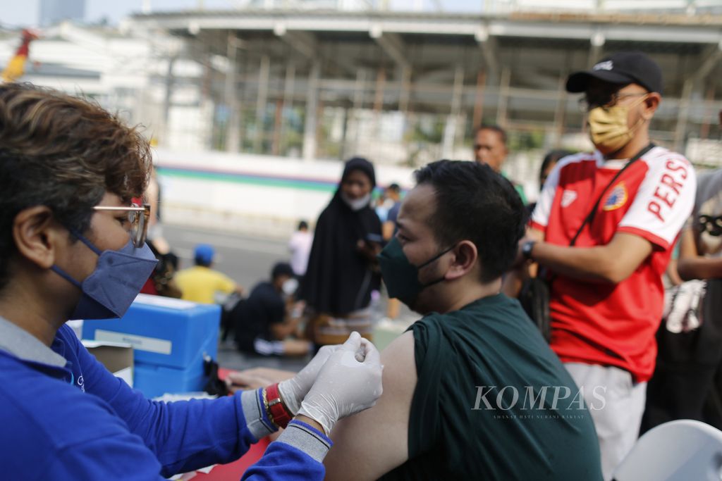 Warga mengikuti vaksinasi Covid-19 di kawasan Bundaran HI, Jakarta, Minggu (31/7/2022).