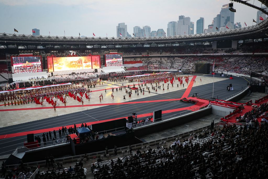 Pertunjukan tari dalam upacara peringatan ke-77 Hari Bhayangkara di Stadion Utama Gelora Bung Karno, Jakarta, Sabtu (1/7/2023). Presiden Joko Widodo bertindak sebagai inspektur upacara peringatan Hari Bhayangkara itu. Selain upacara, peringatan Hari Bhayangkara tersebut juga dimeriahkan dengan berbagai pertunjukan tari dan atraksi dari anggota polisi.  