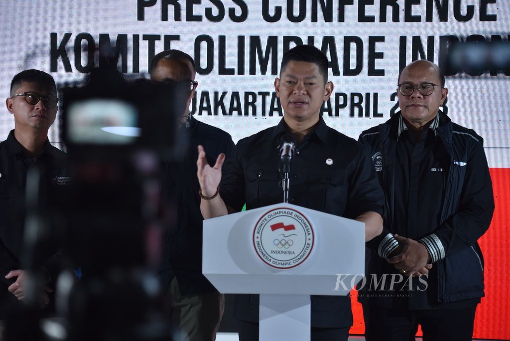 Ketua Komite Olimpiade (KOI) Indonesia Raja Sapta Oktohari memimpin konferensi pers di kantor KOI, Jakarta, Kamis (6/4/2023). 