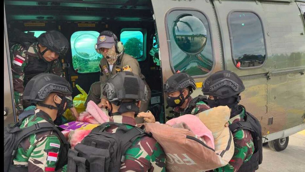  Evakuasi Prajurit Kepala Fermansyah, salah satu dari dua korban KKB dari Bandar Udara Ilaga, Kabupaten Puncak, ke Timika dengan menggunakan helikopter pada Senin (21/2/2022).