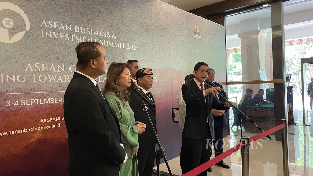 Ketua Umum Kamar Dagang dan Industri (Kadin) Indonesia sekaligus Ketua ASEAN Business Advisory Council (ASEAN-BAC) Arsjad Rasjid memaparkan kesepakatan pembentukan Komunitas Ekonomi Borneo setelah pertemuan Borneo Business Roundtable yang menjadi rangkaian sesi pasca ASEAN Business & Investment Summit serta diadakan di Jakarta, Selasa (5/9/2023).