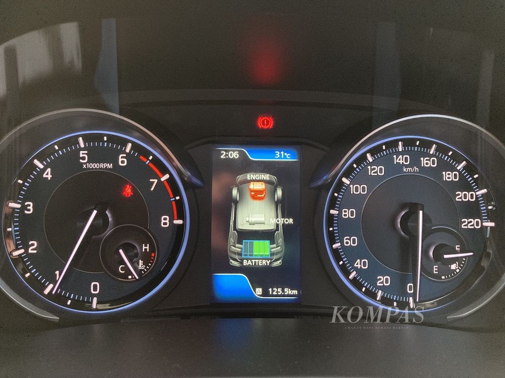 Panel multi information display All New Suzuki Ertiga Hybrid menunjukkan skema penyaluran energi yang terjadi pada sistem<i> mild hybrid</i> mobil tersebut. 