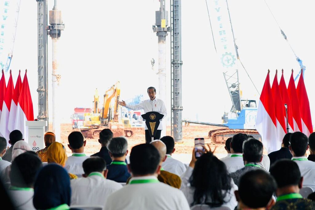 Presiden Joko Widodo saat memberi sambutan pada seremoni implementasi tahap kedua industri baterai listrik terintegrasi di Kawasan Industri Terpadu Batang (KITB) di Kabupaten Batang, Provinsi Jawa Tengah, Rabu (8/6/2022).