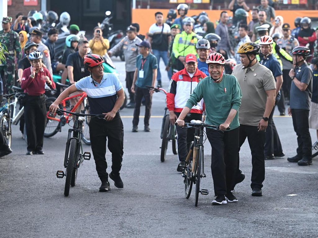 President Joko Widodo accompanied by Minister of Agriculture Amran Sulaiman (far left) and Acting Governor of NTB H Lalu Gita Ariadi (red jacket) cycled in Mataram City, West Nusa Tenggara, Wednesday (1/5/2024) morning. President Jokowi and his entourage were in Mataram City as part of their working visit to NTB from April 30 to May 2, 2024.