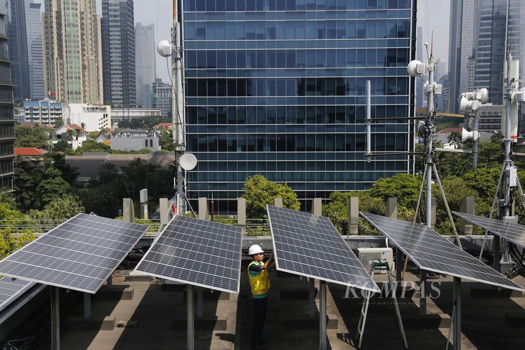 Teknisi merawat panel surya yang terpasang di atap gedung Direktorat Jenderal Ketenagalistrikan Kementerian Energi dan Sumber Daya Mineral (ESDM), Jakarta, Jumat (5/5/2023). Berdasarkan data Kementerian ESDM, potensi energi baru dan energi terbarukan di Indonesia mencapai 3.686 gigawatt, dan yang sudah dimanfaatkan sebesar 10.889 megawatt.