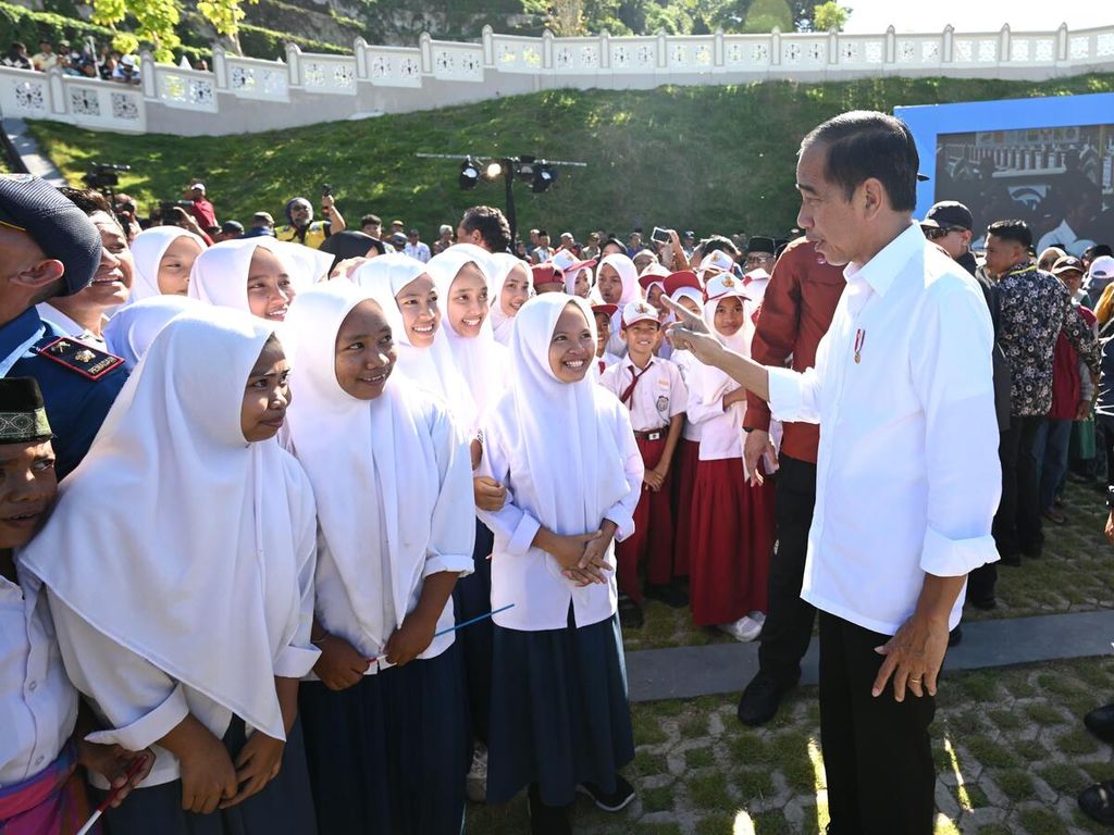 Presiden Joko Widodo berbincang dengan siswa-siswi yang hadir dalam peresmian Bendungan Tiu Suntuk, Kabupaten Sumbawa Barat, Nusa Tenggara Barat, Kamis (2/5/2024).