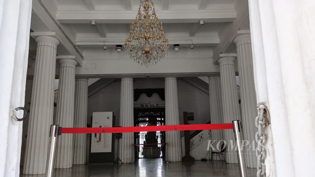 Akses masuk ke Museum Gajah ditutup, Minggu (17/9/2023), setelah peristiwa kebakaran di Gedung A Museum Nasional Indonesia pada Sabtu (16/9/2023) malam.