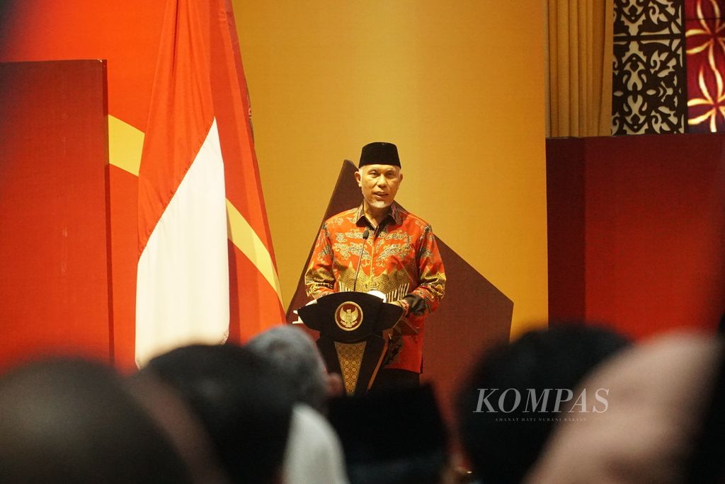 Gubernur Sumatera Barat Mahyeldi memberikan sambutan dalam acara pembukaan Minangkabau Halal Festival, di Auditorium Universitas Negeri Padang, Kota Padang, Sumatera Barat, Jumat (8/9/2023).