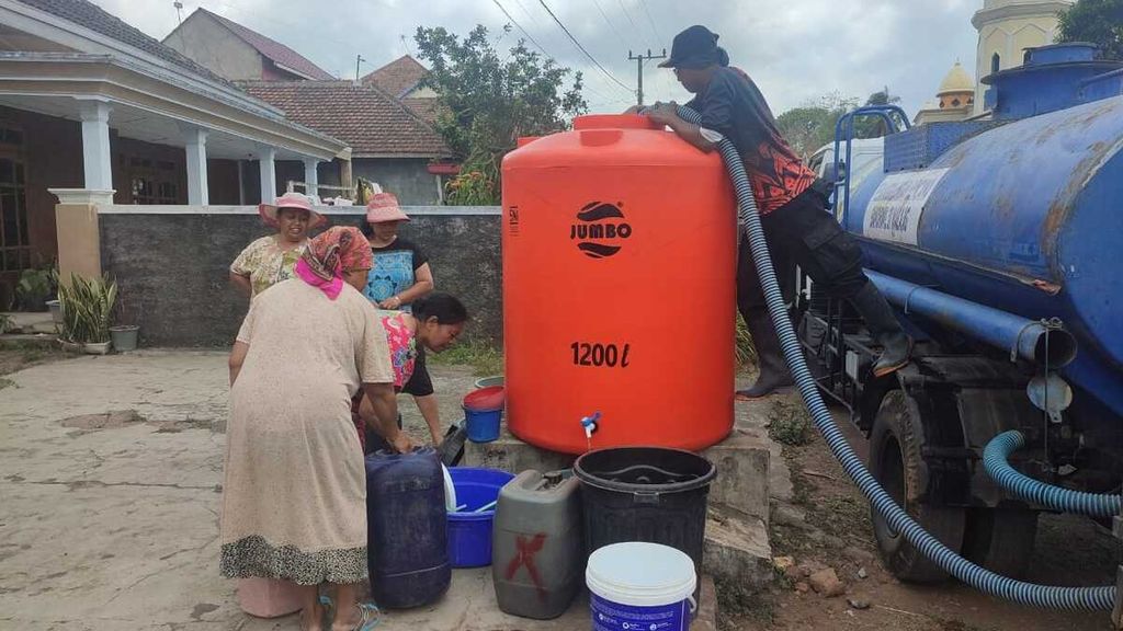 Bantuan air bersih untuk warga terdampak krisis air akibat kemarau di Kabupaten Malang, Jawa Timur, Jumat (18/10/2024).