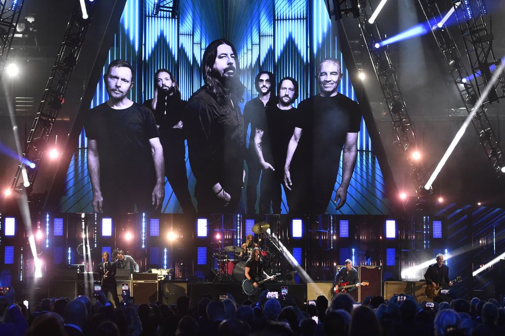 Foo Fighters tampil dalam seremoni masuknya band tersebut di Rock & Roll Hall of Fame di Cleveland, AS, Minggu (31/10/2021). 