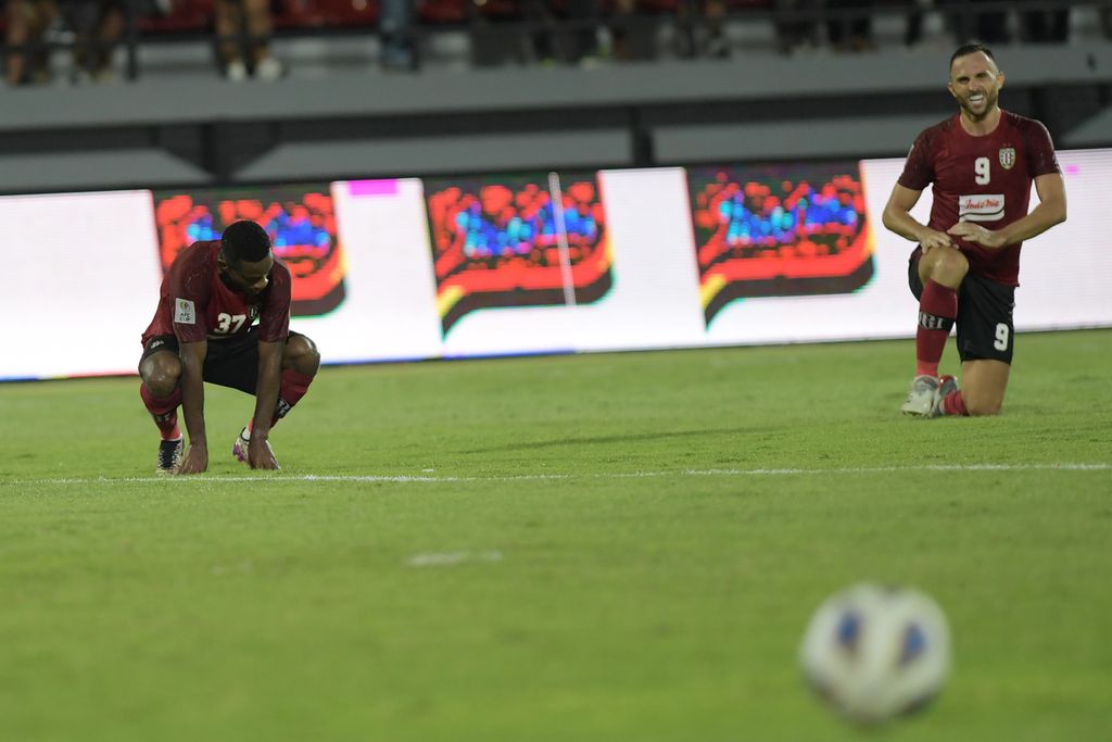 Ekspresi kecewa penyerang Bali United, Ilija Spasojevic (kanan), dan rekannya, Privat Mbarga, setelah gagal mencetak gol ke gawang Kaya-Iloilo pada laga terakhir Grup G Piala AFC 2022 di Stadion I Wayan Dipta, Gianyar, Bali, Kamis (30/6/2022). Bali United menang atas Kaya, 1-0, tetapi harus puas berada di posisi ketiga klasemen. 
