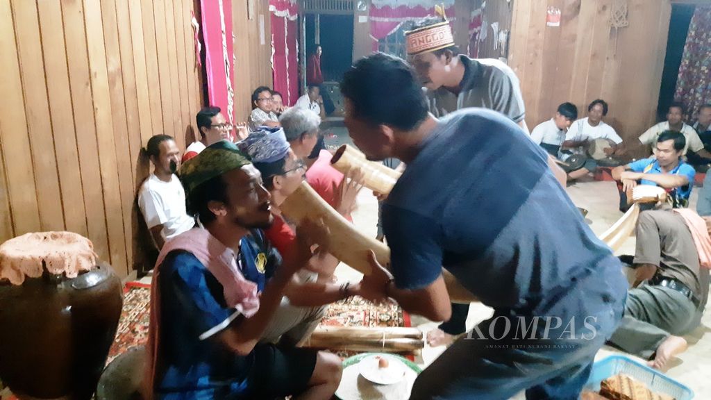 Pemuka adat memberikan minuman selamat datang yang dituangkan dalam gading gajah di Desa Kinipan, kabupaten Lamandau, Kalimantan Tengah, pada Januari 2019.