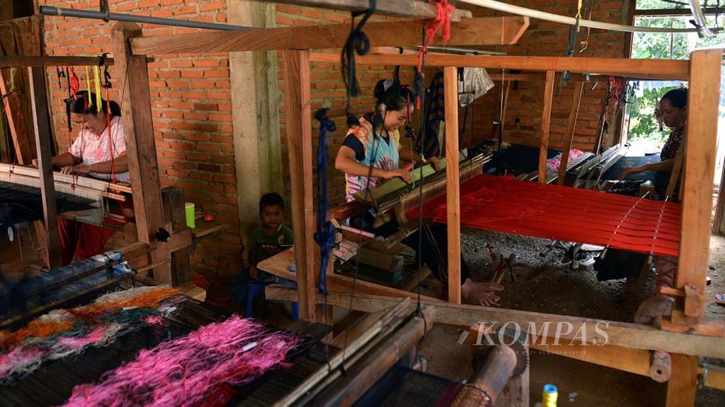 Beberapa warga sedang menenun di Lunto Timur, Distrik Lembah Segar, Sawahlunto, Sumatera Barat, Kamis (25/1). Guna memperluas pasarnya, para penenun ini menjual produk-produknya melalui media sosial.