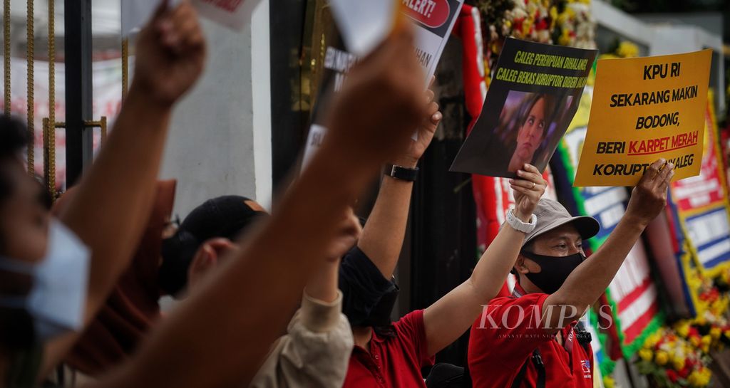 Para aktivis dari Koalisi Kawal Pemilu Berintegritas menggelar aksi di depan kantor Komisi Pemilihan Umum, Jakarta, Minggu (28/5/2023). Mereka memprotes Peraturan KPU (PKPU) Nomor 10 Tahun 2023 tentang Pencalonan Anggota DPR dan DPRD serta PKPU Nomor 11 Tahun 2023 tentang Pencalonan Anggota DPD yang, antara lain, menghapuskan kewajiban bagi para bakal calon anggota legislatif untuk memberikan laporan harta kekayaan penyelenggara negara (LHKPN).