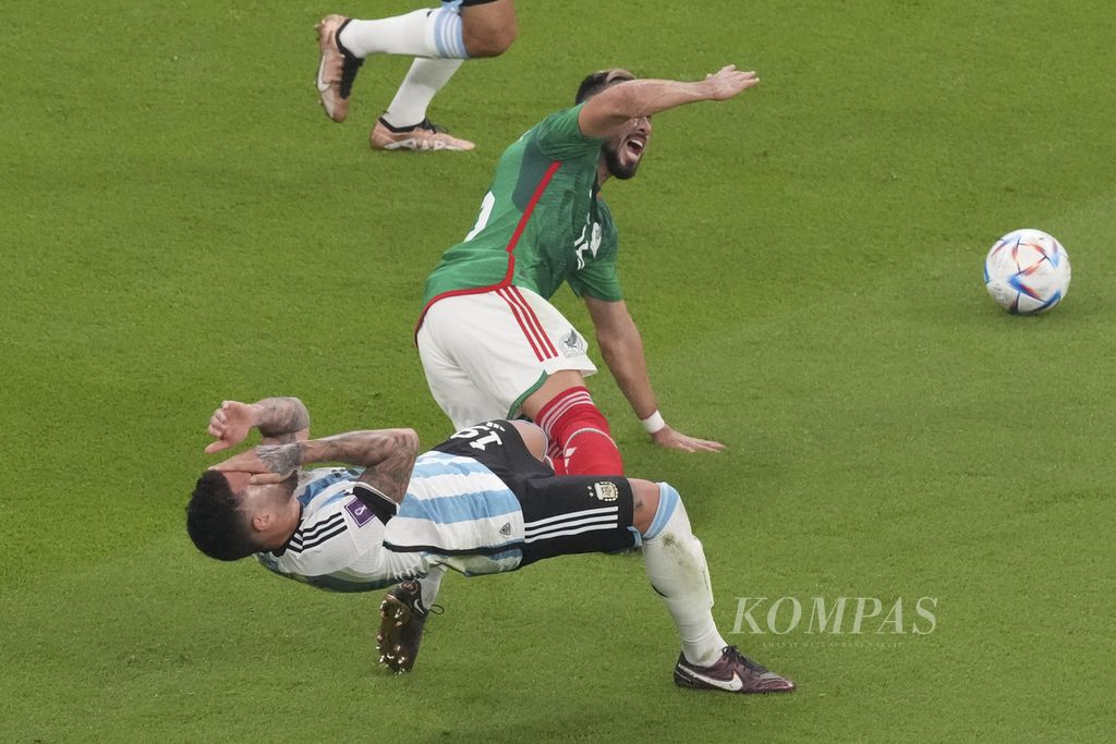 Pemain Argentina Nicolas Otamendi (kiri) terjatuh saat berebut bola dengan pemain Meksiko di pertandingan fase Grup C Piala Dunia 2022 di Stadion Lusail, Qatar, Minggu (27/11/2022) dini hari WIB. Argentina menang 2-0.