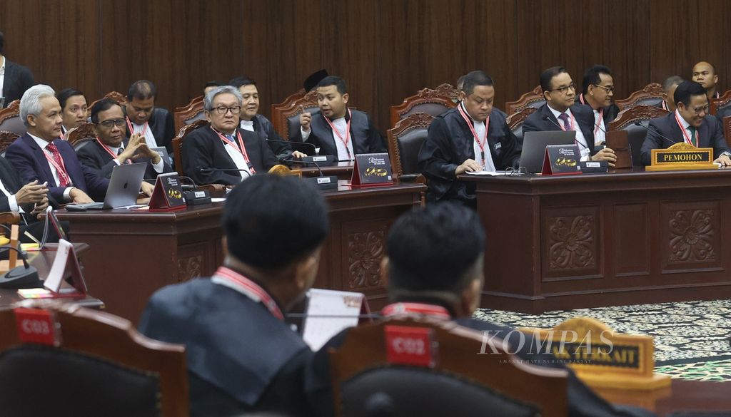 The presidential and vice-presidential candidate pairs Anies Baswedan-Muhaimin Iskandar (right) and the pair Ganjar Pranowo-Mahfud MD follow the reading of the verdict on the Dispute over the Results of the 2024 Presidential Election at the Constitutional Court in Jakarta on Monday (22/4/2024).