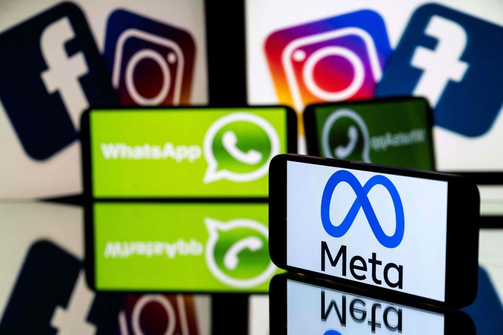 (FILES) In this file photo taken on January 12, 2023 a smartphone and a computer screen display the logos of the Instagram, Faceboo WhatsApp and their parent company Meta. - Tech giants Google, Apple and Amazon will report their latest results on February 2, 2023 as shares in Meta skyrocketed after the Facebook owner posted a smaller-than-expected slump in sales for 2022. (Photo by Lionel BONAVENTURE / AFP)