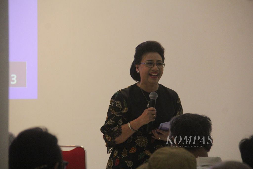 Maria Margaretha Sri Hastuti, istri almarhum Hariadi Saptono, memberi sambutan dalam acara peluncuran dua buku untuk memperingati satu tahun meninggalnya sang suami, Sabtu (13/5/2023), di Bentara Budaya Yogyakarta, Kota Yogyakarta.