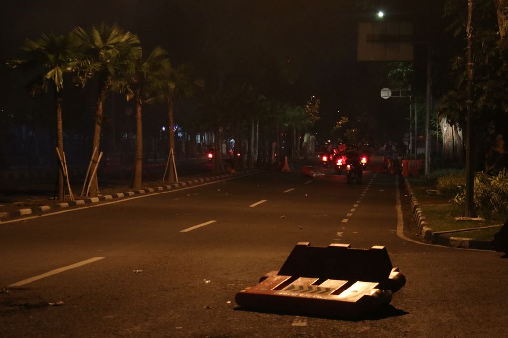 Beberapa fasilitas umum di ruas Jalan Diponegoro tampak rusak setelah pengusiran massa aksi di depan Kantor DPRD Jabar, Kota Bandung, Selasa (6/10/2020), Kericuhan ini terjadi pascademonstrasi penolakan UU Cipta Karya.