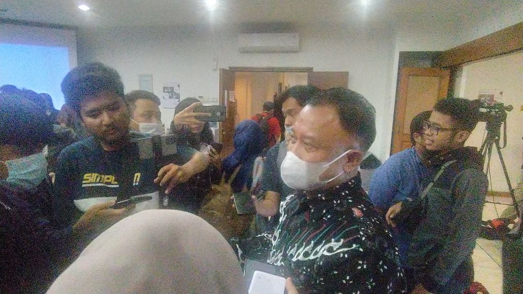 Komisioner Pemantauan dan Penyelidikan Komnas HAM Choirul Anam menjelaskan pada awak media tentang dugaan adanya pelanggaran HAM dalam peristiwa Tragedi Kanjuruhan dalam konferensi pers di Kantor Komnas HAM, Rabu (2/11/2022).