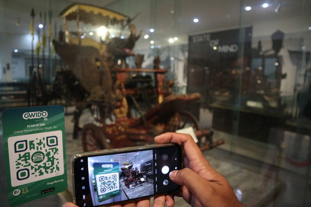 Pemandu wisata menunjukkan cara menikmati realitas tambahan koleksi benda bersejarah melalui aplikasi digital GWIDO di Museum Pusaka Keraton Kasepuhan, Kota Cirebon, Jawa Barat, Minggu (1/3/2020). 