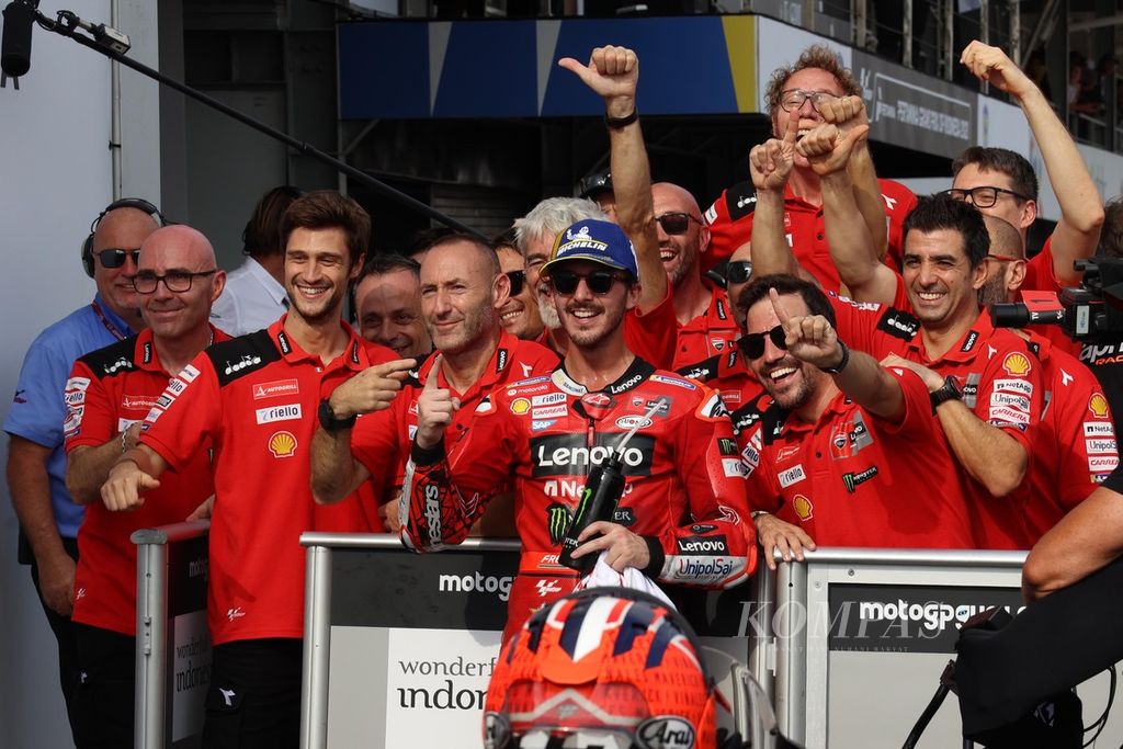 Ducati Lenovo racer Francesco Bagnaia celebrated with his team after winning the Indonesian MotoGP race at the Pertamina Mandalika International Circuit in Central Lombok, NTB, and becoming the current leader in the MotoGP standings on Sunday (15/10/2023). Second place was taken by Aprilia Racing's Maverick Vinales (left), and Fabio Quartararo (Monster Energy Yamaha) came in third place.