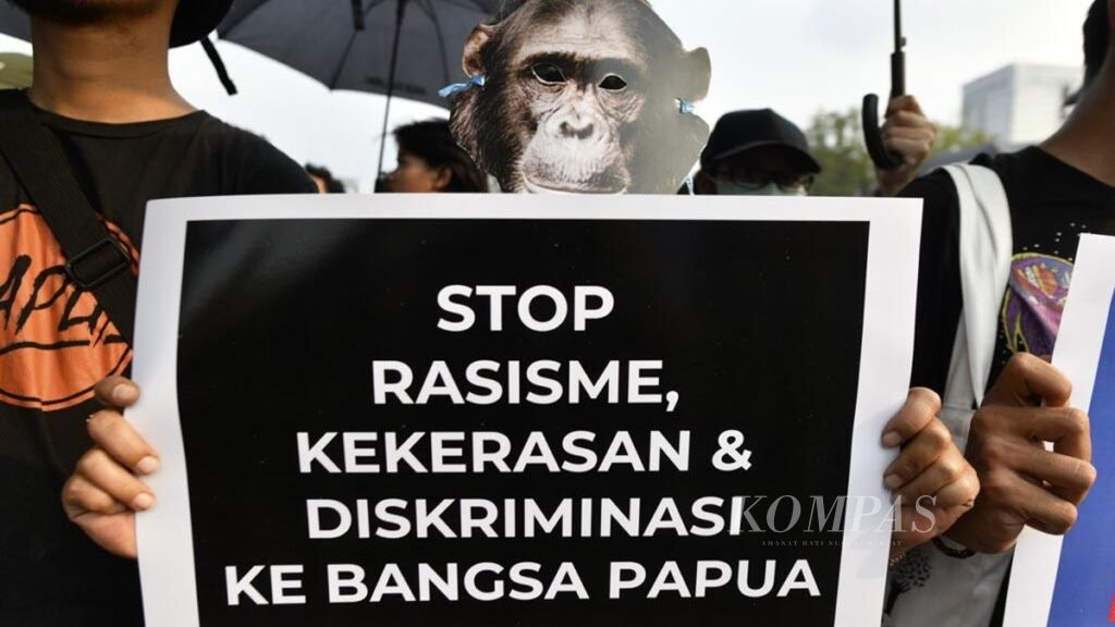 Relawan dan aktivis Jaringan Solidaritas Korban untuk Keadilan menggelar Aksi Kamisan ke 598 yang menyerukan solidaritas melawan rasisme, diskriminasi dan kekerasan terhadap warga Papua di depan Istana Merdeka, Jakarta, Kamis (22/8/2019). 