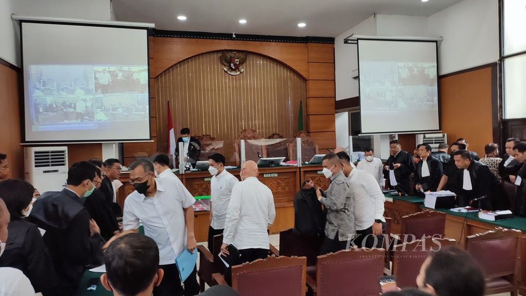 Para terdakwa kasus perintangan penyidikan yang diperiksa sebagai saksi dalam kasus pembunuhan berencana Nofriansyah Yosua Hutabarat, Senin (28/11/2022), di Pengadilan Negeri Jakarta Selatan.