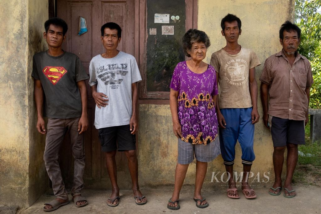 Baru, Opo, Senah, Tongku, dan Lamat (dari kiri ke kanan), pada Minggu (19/2/2023). Mereka adalah suku Orang Darat terakhir yang tersisa di Pulau Rempang, Batam, Kepulauan Riau.