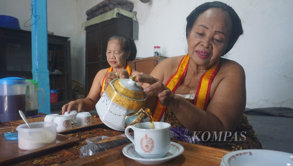 Abdi dalem menuangkan teh yang akan disajikan kepada kerabat Keraton Kasunanan Surakarta di Kota Surakarta, Jawa Tengah, Rabu (17/8/2022). Tradisi meracik teh disebut telah berlangsung lama di keraton tersebut.